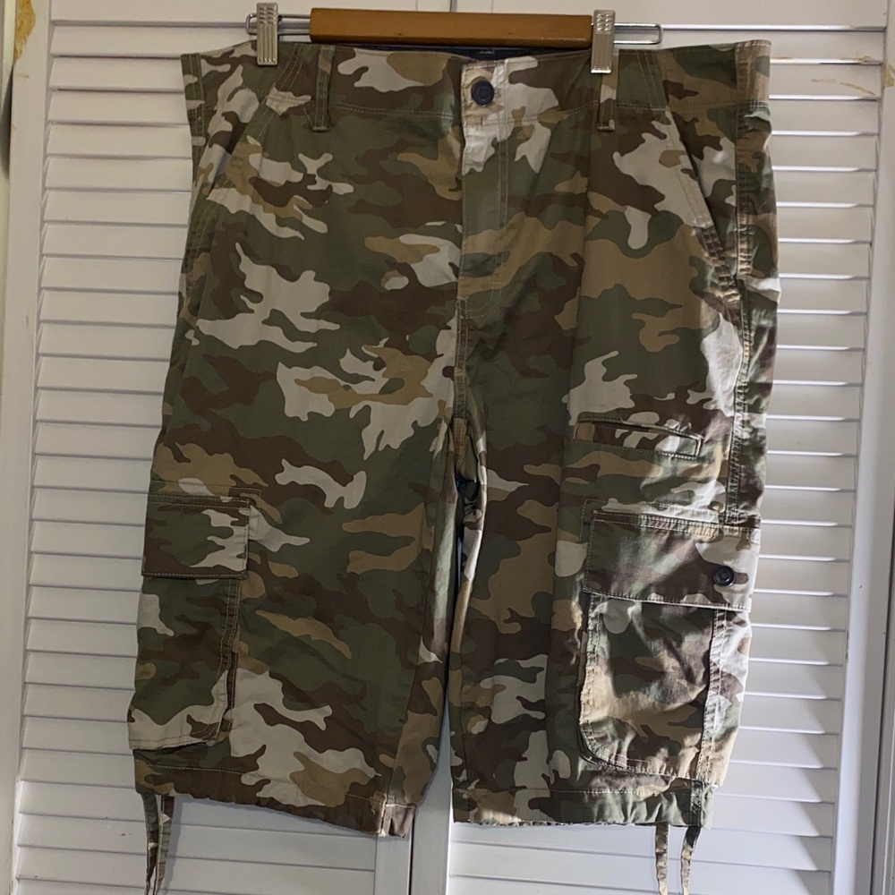 NWOT Men’s Below the Knee Camouflage Double Pocket Shorts Size 38